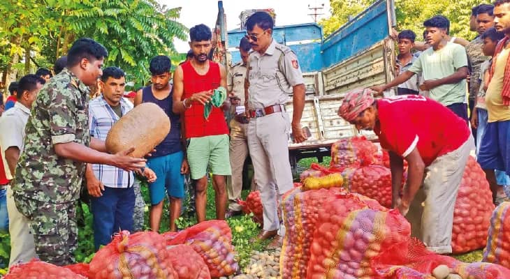 আলুর বস্তায় লুকিয়ে ১৩৬ কেজি গাঁজা পাচারের চেষ্টা, গ্রেপ্তার দুই