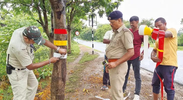 রাস্তার পাশে থাকা গাছে লাগছে রিফ্লেক্টর