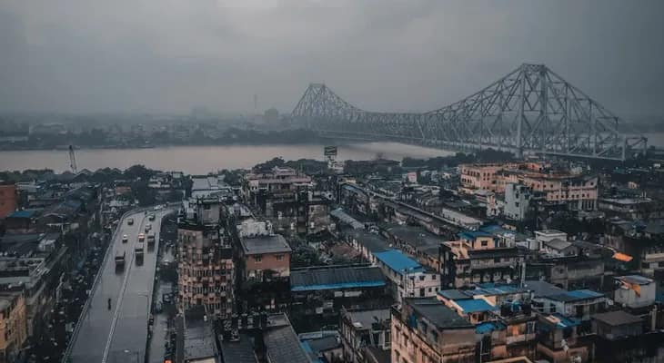 টানা বৃষ্টিতে ভিজছে শহর, এক নজরে কলকাতার আবহাওয়া