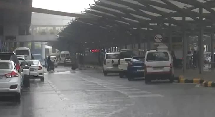 ভারী বৃষ্টিতে ভাসছে রাজধানী নয়াদিল্লি