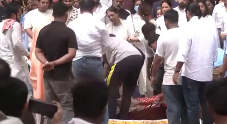 হাসপাতাল থেকে মুম্বইয়ের বাড়িতে নিয়ে আসা হল মডেল-অভিনেত্রী শেফালি জারিওয়ালার দেহ