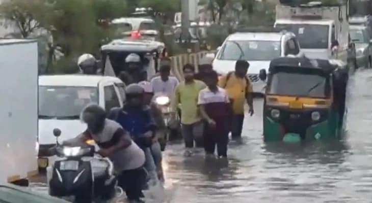 ব্যাপক বৃষ্টি, জলমগ্ন উত্তরপ্রদেশের নয়ডার একাধিক এলাকা