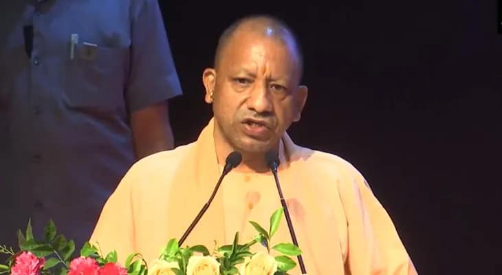 লখনউয়ের সভায় বক্তব্য রাখছেন উত্তরপ্রদেশের মুখ্যমন্ত্রী যোগী আদিত্যনাথ