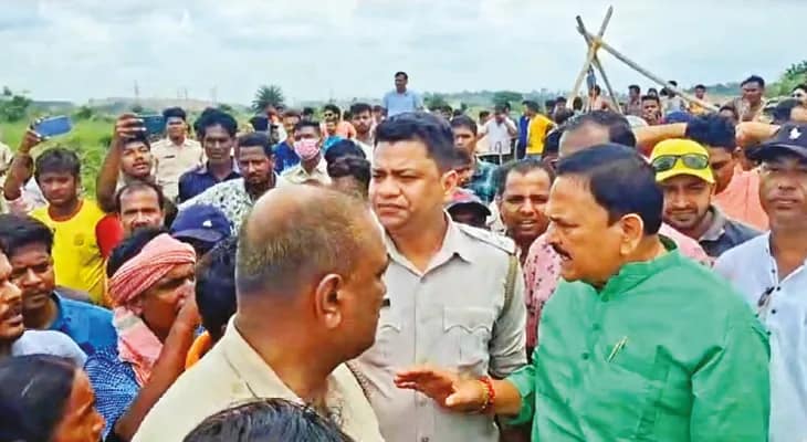 অবৈধ খাদানে কয়লা কাটতে গিয়ে মৃত ২ তুমুল উত্তেজনা, বিধায়ককে ঘিরে বিক্ষোভ