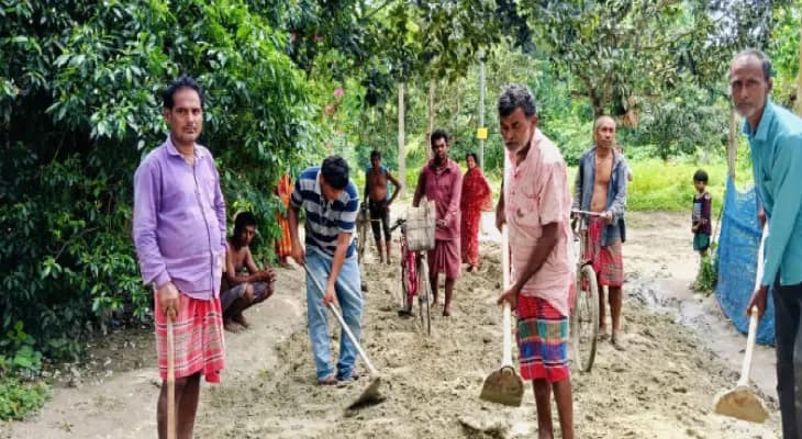 ভাঙা রাস্তা দেখে ভেঙে যাচ্ছে বিয়ে ‘মানহানি’ পূর্ব মান্দাপাড়ার বাসিন্দাদের