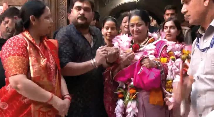 উত্তরপ্রদেশের মথুরায় বাঁকে বিহারি মন্দিরে পুজো দিলেন দিল্লির মুখ্যমন্ত্রী রেখা গুপ্তা