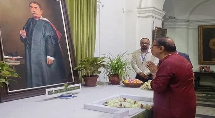 আশুতোষ মুখোপাধ্যায়ের ১৫৭তম জন্মবার্ষিকীতে বিধানসভায় শ্রদ্ধা জানাচ্ছেন অধ্যক্ষ বিমান বন্দ্যোপাধ্যায়