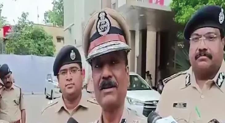 ইন্টারনেট, মোবাইল ফোনের জন্যই দেশে ধর্ষণের মতো ঘটনা বাড়ছে, আজব দাবি মধ্যপ্রদেশের ডিজির