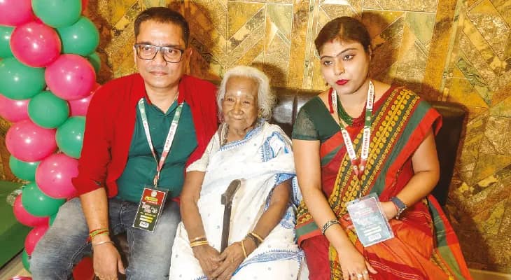 বয়স ৮৬, লাঠি ঠুকঠুক করে এখনও মাঠে খেলা দেখতে যান বউবাজারের শান্তিদেবী, সেরা সমর্থক পুরস্কার দিল মোহনবাগান