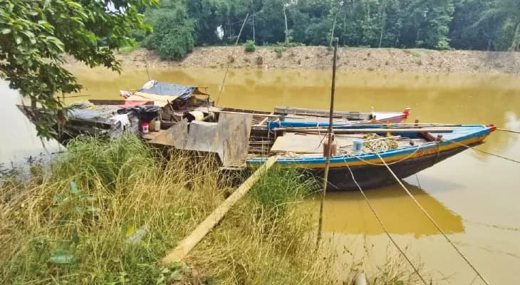 খানাকুলে বাঁধ তৈরির উদ্যোগ, মাটি বহন করতে সুন্দরবন থেকে আসছে ৮টি বোট
