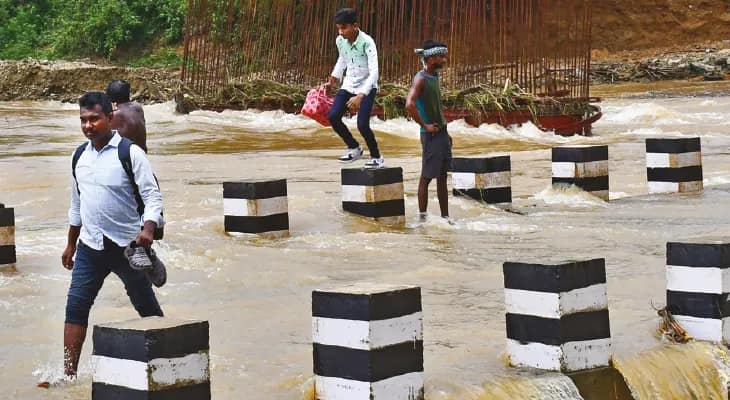 ভারী বৃষ্টিতে জলমগ্ন ঝাড়গ্রামের বহু এলাকা, কজওয়ে ডুবে বিচ্ছিন্ন যোগাযোগ ব্যবস্থা