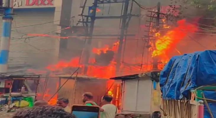 সোমবার সাতসকালে আসানসোল বাজারে বিধ্বংসী আগুন, পুড়ে ছাই একাধিক ফুটপাতের দোকান