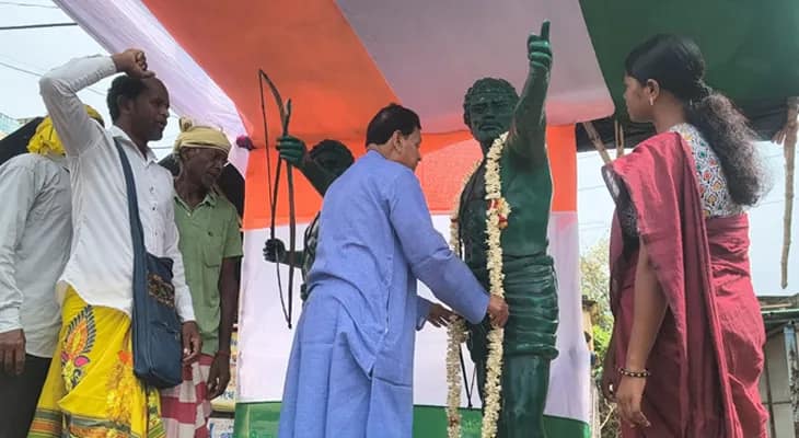 হুল দিবস উপলক্ষে কালনা-১ ব্লকের মধুপুর বাজার এলাকায় সিধু-কানহুর মূর্তিতে শ্রদ্ধা জানাচ্ছেন মন্ত্রী স্বপন দেবনাথ