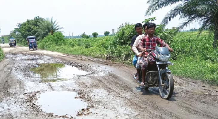 বারাসত ২ ব্লকে বেহাল রাস্তায় ঝুঁকির যাতায়াত, বাড়ছে ক্ষোভ