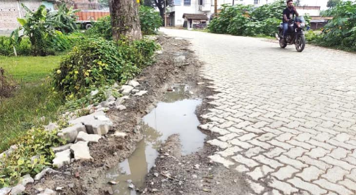 জলের পাইপ লাইন বসানোর পর সারাই  হয়নি, বেহাল রাস্তায় দুর্ভোগ বাসিন্দাদের