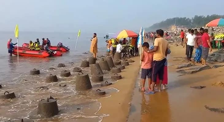 দীঘা সি-বিচে পর্যটকের পা আটকে বিপত্তি