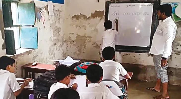 কাটোয়ার ৩ প্রাথমিক স্কুলেই ভাঙাচোরা শ্রেণিকক্ষ, উদ্বেগে শিক্ষক ও পড়ুয়ারা