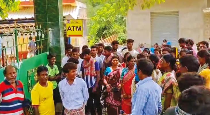 পাকা রাস্তার দাবি, নানুরের কসবা পঞ্চায়েতে তালা ঝুলিয়ে বিক্ষোভ