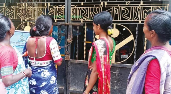 আরামবাগ ও গোঘাটে রাস্তা সংস্কারের দাবি, পঞ্চায়েতের গেটে তালা ঝুলিয়ে তুমুল বিক্ষোভ
