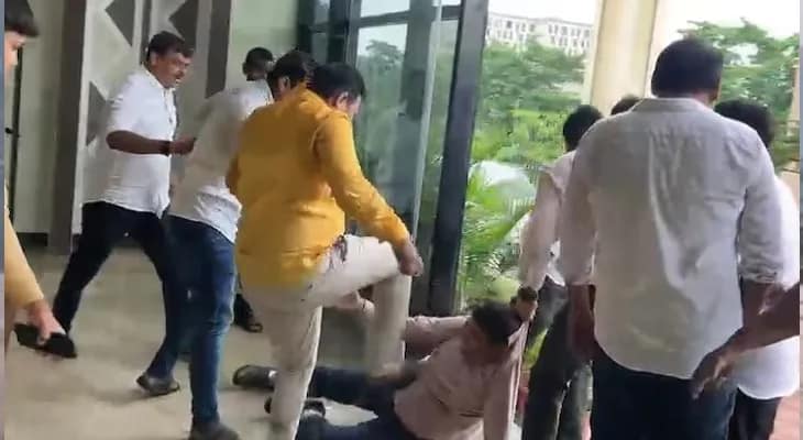 ওড়িশায় সরকারি অধিকারিককে অফিস থেকে হিঁচড়ে বার করে লাথি, ভিডিও ঘিরে শোরগোল!