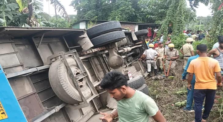 রায়গঞ্জে রাস্তার পাশে নয়ানজুলিতে উল্টে পড়ল বাস, আহত ৭ যাত্রী