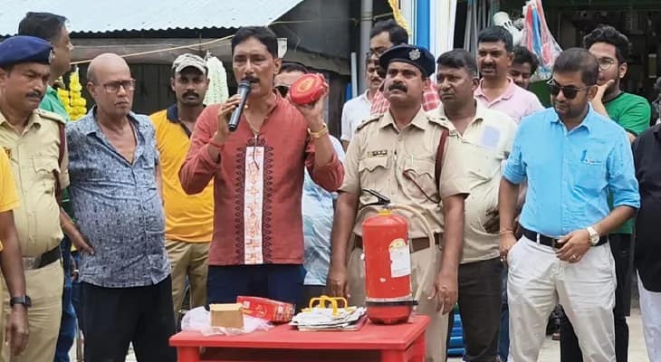 ফায়ারডিস্ক সম্পর্কে শহরবাসী ও ব্যবসায়ীদের জানাতে বিশেষ শিবিরের আয়োজন করল ময়নাগুড়ি দমকল বিভাগ