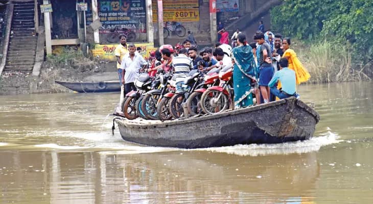 নিরাপত্তার বালাই নেই, নৌকায় অতিরিক্ত যাত্রী নিয়েই রূপনারায়ণ পারাপার খানাকুলে