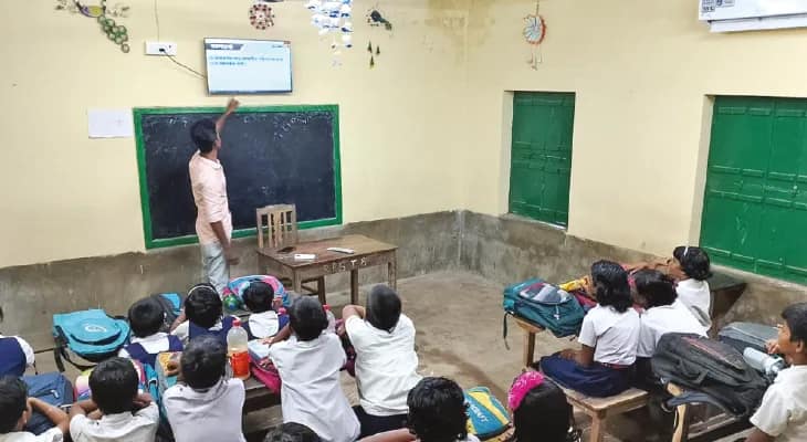 শ্যামপুরের প্রাথমিক স্কুলে শীতাতপ নিয়ন্ত্রিত স্মার্ট ক্লাসরুম, সব খরচ শিক্ষক-শিক্ষিকাদের