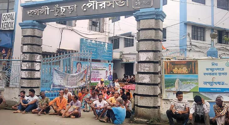 চুঁচুড়া পুরসভা: ফের কর্মী বিক্ষোভে স্তব্ধ পরিষেবা, সাফাই না হওয়ায় বিপদে শহরবাসী