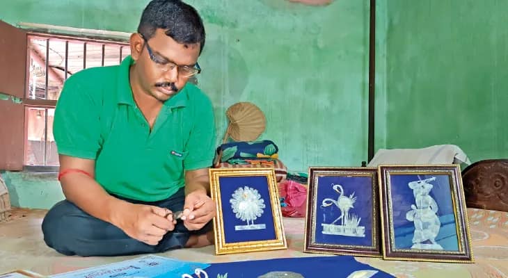 মাছের আঁশ দিয়ে তৈরি করেছেন মুখ্যমন্ত্রী-প্রধানমন্ত্রীর ছবি, ধনেখালির শক্তি পাত্র শিল্পকর্ম শেখাতে ঘোরেন জেলায় জেলায়