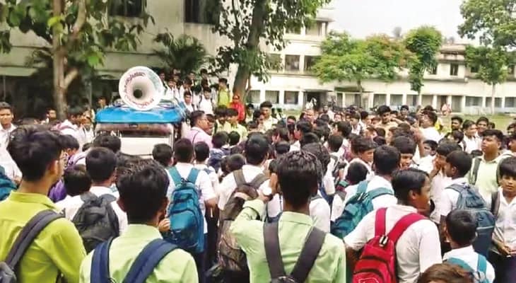 বেনিয়মের একাধিক অভিযোগ, হাড়োয়ায় স্কুলের প্রধান শিক্ষকের বিরুদ্ধে বিক্ষোভ