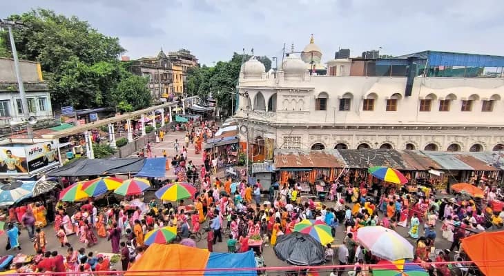 রাত ২টোয় মানুষের ঢল, ফলের ডালি থেকে ডালপুরির পসরা, খাস কালীঘাট! কলকাতা ফিরে যায় হাট-কালচারে