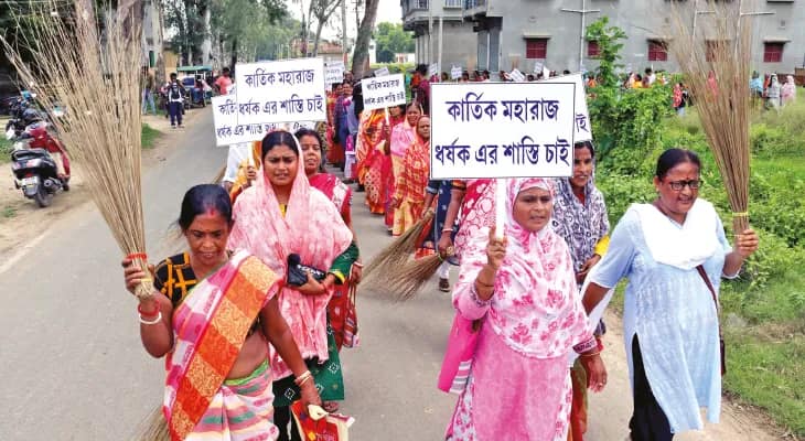 কার্তিক মহারাজের বিরুদ্ধে তদন্তের দাবি, ঝাঁটা নিয়ে বিক্ষোভ মহিলাদের