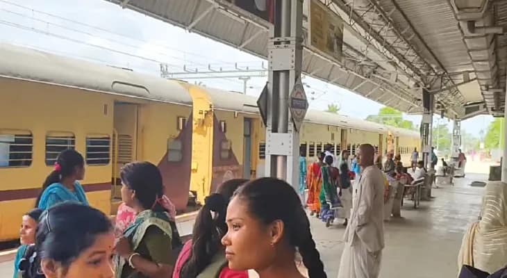 বামনহাট-শিলিগুড়ি ইন্টারসিটি এক্সপ্রেসের কামরায় সমস্যা, স্টেশনে বিক্ষোভ যাত্রীদের