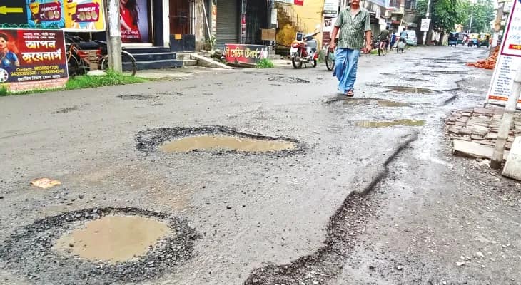 ঢিমেতালে চলছে রাস্তা সংস্কারের কাজ, বোলপুরে টায়ার জ্বালিয়ে বিক্ষোভ ও অবরোধ স্থানীয়দের, চরম দুর্ভোগ