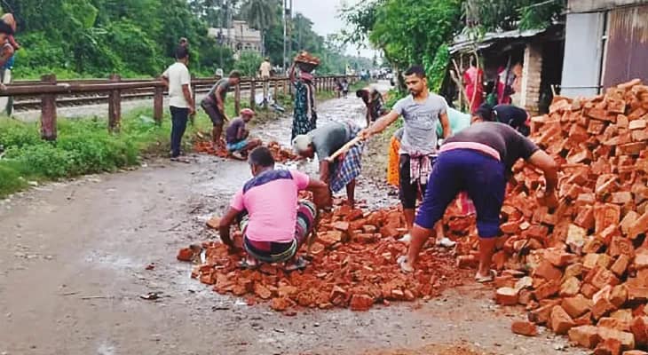 বিক্ষোভের জের, ভাসিলা স্টেশনে  যাওয়ার রাস্তা সংস্কার করল রেল