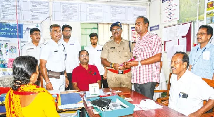 হাসপাতালে চিকিৎসকদের ফুল দিলেন পুলিস আধিকারিকরা