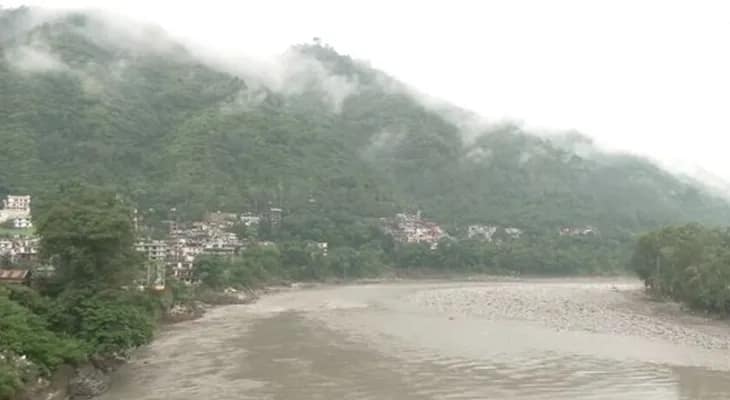 প্রবল বর্ষণে হিমাচলপ্রদেশের মণ্ডী এলাকায় ফুঁসছে বিপাশা নদী, প্লাবিত বহু এলাকা