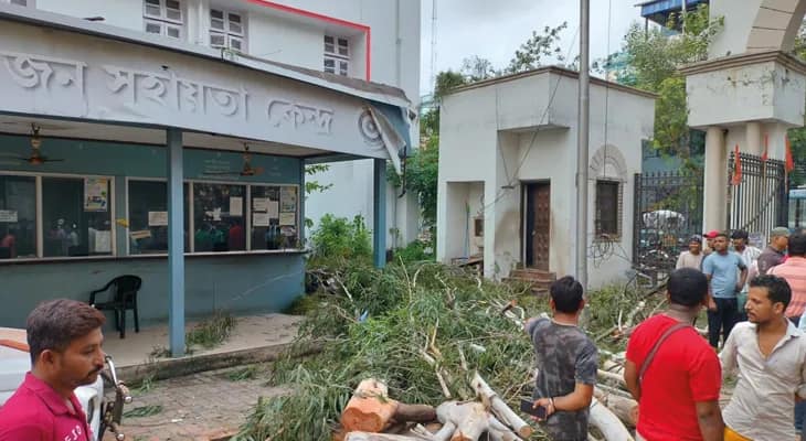 বুধবার সকালে হাওড়া পুরসভা চত্বরে গাছ পড়ে মৃত্যু দুই অস্থায়ী কর্মীর