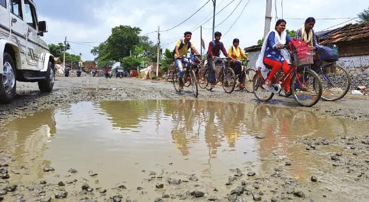 বর্ষার জলকাদায় মরণফাঁদে পরিণত সিউড়ির রাস্তাঘাট