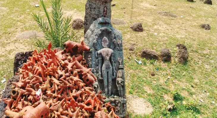 রাজপাড়ায় ফাঁকা জমিতে পড়ে থাকা ভগ্নমূর্তি কি জৈন তীর্থঙ্কর পার্শ্বনাথের? বিনপুরে মাটি খুঁড়লে মেলে হাড়গোড়, মুদ্রা ভর্তি রহস্যময় কলস