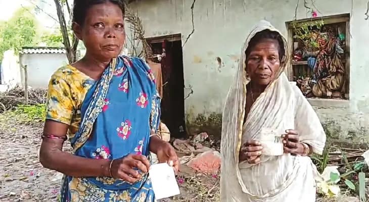 কেন্দ্রের আধার জটিলতায় বন্ধ ভাতা-রেশন, ভিক্ষাবৃত্তিই সম্বল কাঁকসার ‘অবলা’ বৃদ্ধার