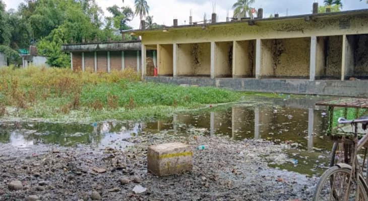 কালীবাড়ি বাজারে জমা জলে মশার আঁতুড়ঘর, ডিএমের ধমক খড়িয়া পঞ্চায়েত কর্তৃপক্ষকে