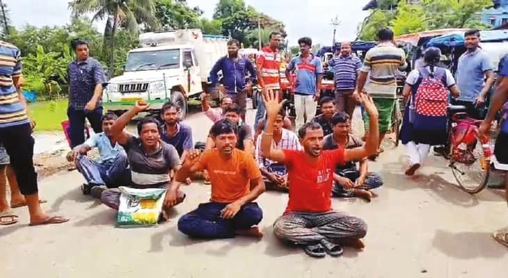 আড়াই ঘণ্টা রাস্তা অবরোধ ও বিক্ষোভে উত্তপ্ত পাথরপ্রতিমা