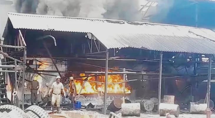 হাওড়ার সাঁকরাইলের আলমপুরে পিচ তৈরির কারখানায় অগ্নিকাণ্ড, ঘটনাস্থলে দমকলের একাধিক ইঞ্জিন