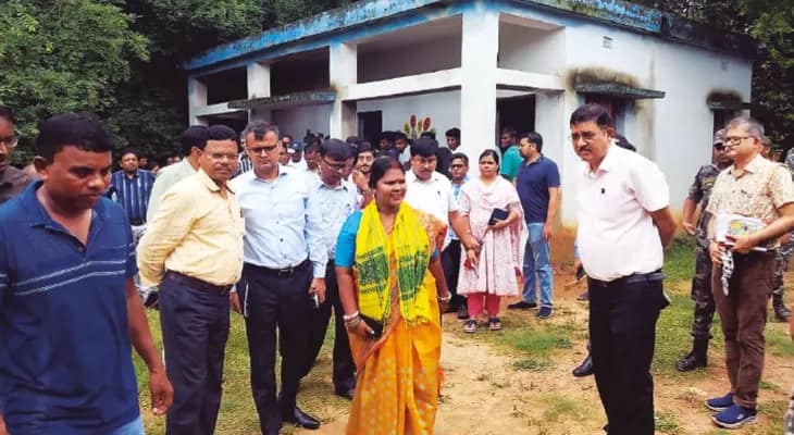 ঝাড়গ্রামে আদিবাসী অধ্যুষিত নেকড়াডোবা হবে মডেল গ্ৰাম, পরিদর্শন জেলাশাসকের