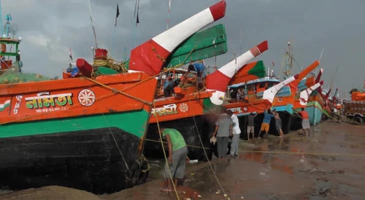 বঙ্গোপসাগর উত্তাল, হাত গুটিয়ে বসে লোকসানের মুখে মৎস্যজীবীরা
