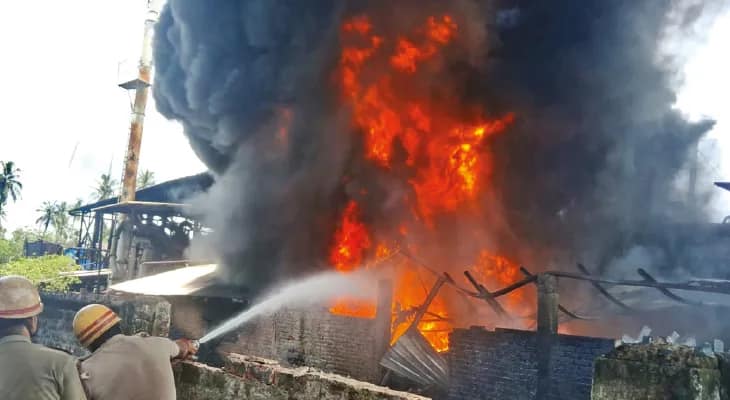 আলমপুরের কারখানায় ভয়াবহ অগ্নিকাণ্ড, দমকলের দশটি ইঞ্জিনের চেষ্টায় নিয়ন্ত্রণে
