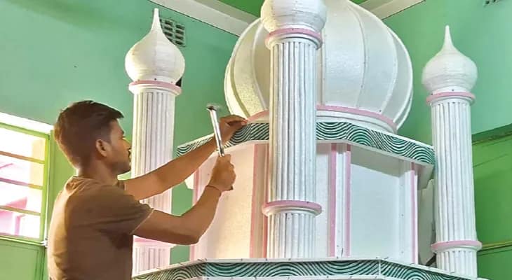 তিনটি মহরম কমিটির তাজিয়া গড়ছেন যুবক আকাশ কাহার, সম্প্রীতির ছবি রামপুরহাটে