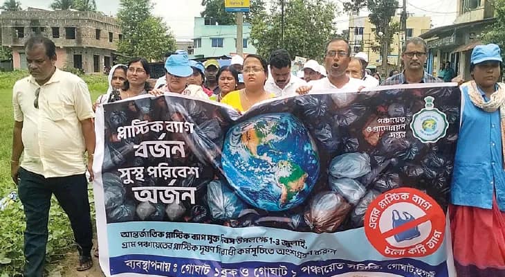 গোঘাট ব্লকে কাগজ কুড়ানিদের ‘সমাজ বন্ধু’ স্বীকৃতি প্রশাসনের